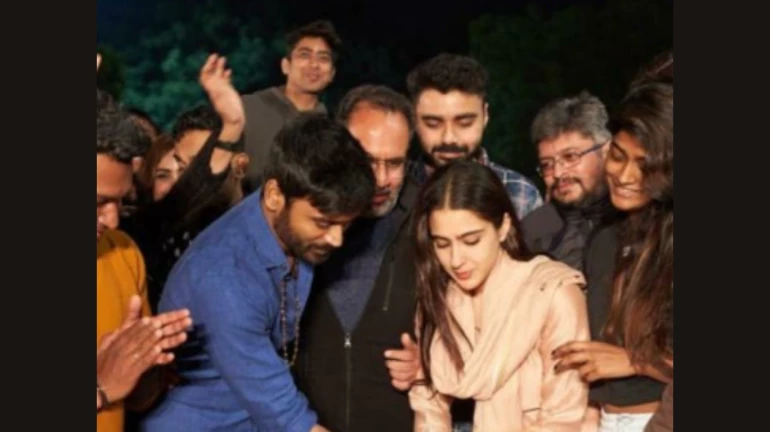 धनुष ने 'अतरंगी रे' की शूटिंग की पूरी, सारा के साथ मनाया जश्न धनुष ने 'अतरंगी रे' की शूटिंग की पूरी, सारा के साथ मनाया जश्न