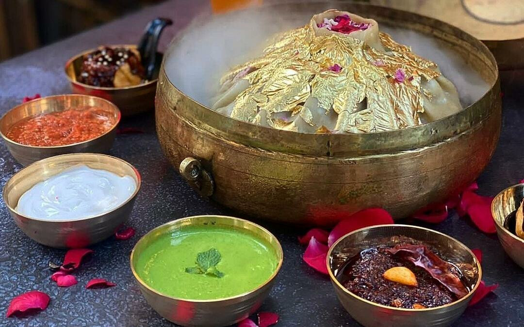 मुंबईत 'इथं' मिळतो बाहुबली मोमो, २ किलोच्या मोमजची किंमत...