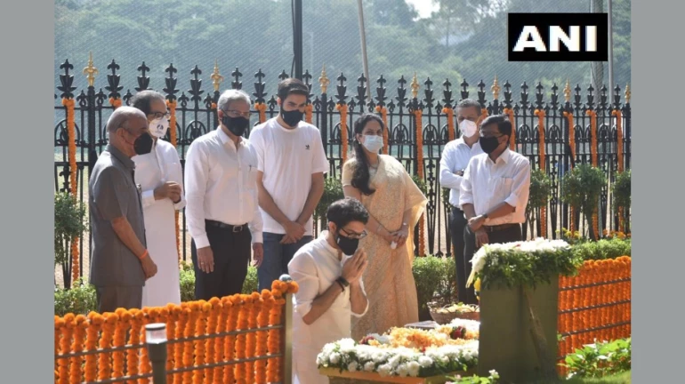 Thackeray family pay tribute to Balasaheb Thackeray at Mumbai's Shivaji Park