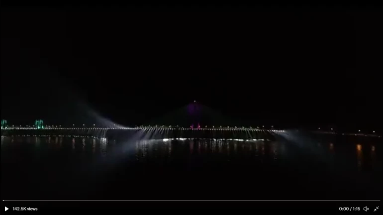 Mumbai: Lakhs of people gathered in Bandra barring night curfew Mumbai: Lakhs of people gathered in Bandra barring night curfew