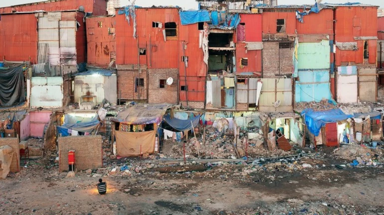 मुंबई- बीएमसी ने बांद्रा में झुग्गी झोपड़ियों को तोड़ा