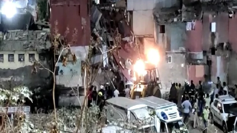 बांद्रा में देर रात इमारत गिरी, एक की मौत बांद्रा में देर रात इमारत गिरी, एक की मौत