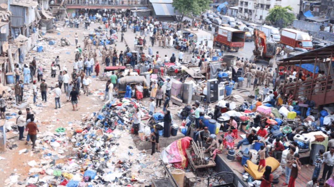 मुंबई: पश्चिम रेलवे ने बांद्रा के गरीब नगर में पूरा अतिक्रमण हटाया; मलबा हटाना शुरू