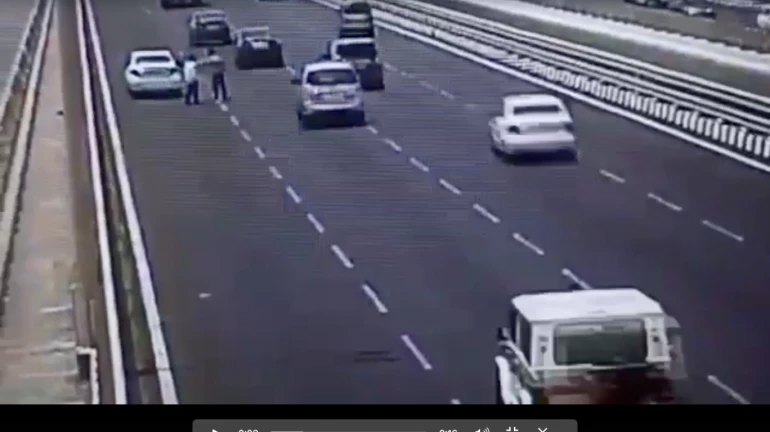 बांद्रा-वर्ली सी लिंक पर टैक्सी ने मारी दो लोगों को टक्कर , घटना CCTV में कैद बांद्रा-वर्ली सी लिंक पर टैक्सी ने मारी दो लोगों को टक्कर , घटना CCTV में कैद