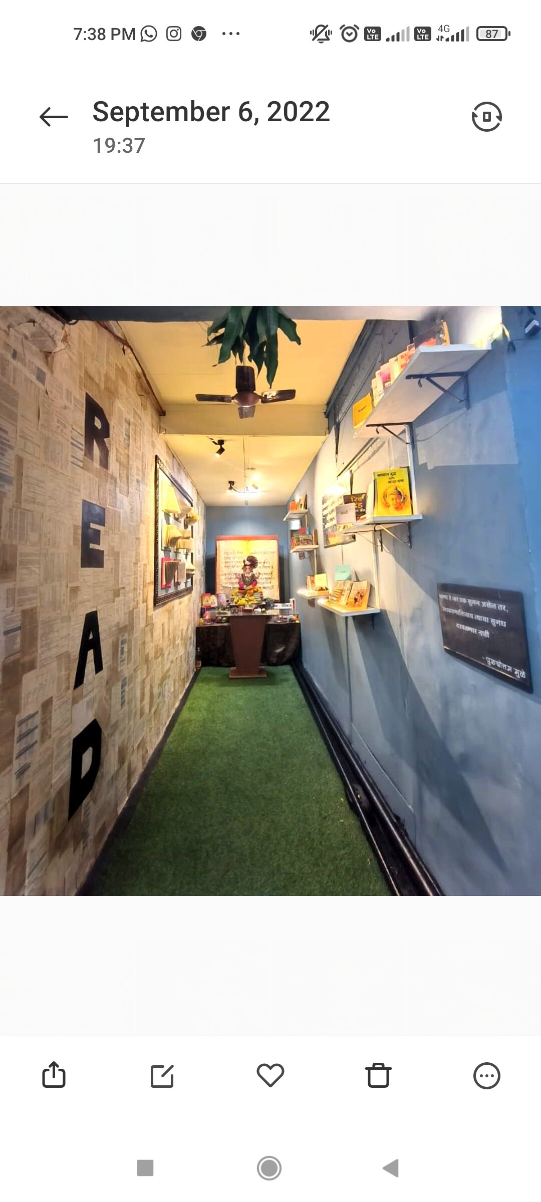 बाप्पाही म्हणतोय... वाचाल तर वाचाल, दादरच्या मंडळाची हटके सजावट