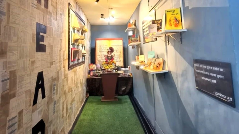 बाप्पाही म्हणतोय... वाचाल तर वाचाल, दादरच्या मंडळाची हटके सजावट बाप्पाही म्हणतोय... वाचाल तर वाचाल, दादरच्या मंडळाची हटके सजावट