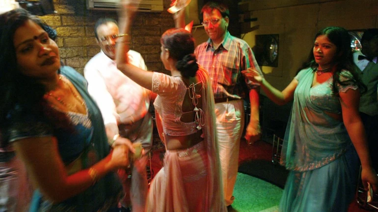 ठाणे महापालिकेने केले १५ लेडीज बार सील ठाणे महापालिकेने केले १५ लेडीज बार सील