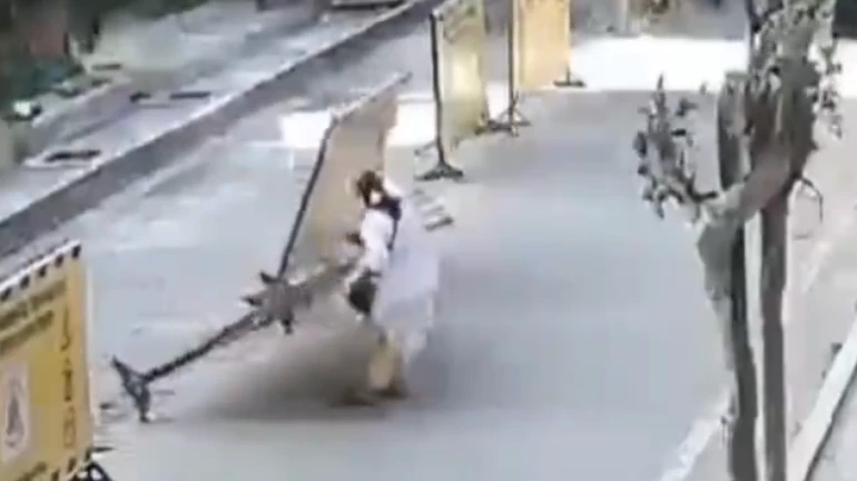 Mumbai: Elderly Woman Injured After Metal Barricade Falls On Her Mumbai: Elderly Woman Injured After Metal Barricade Falls On Her