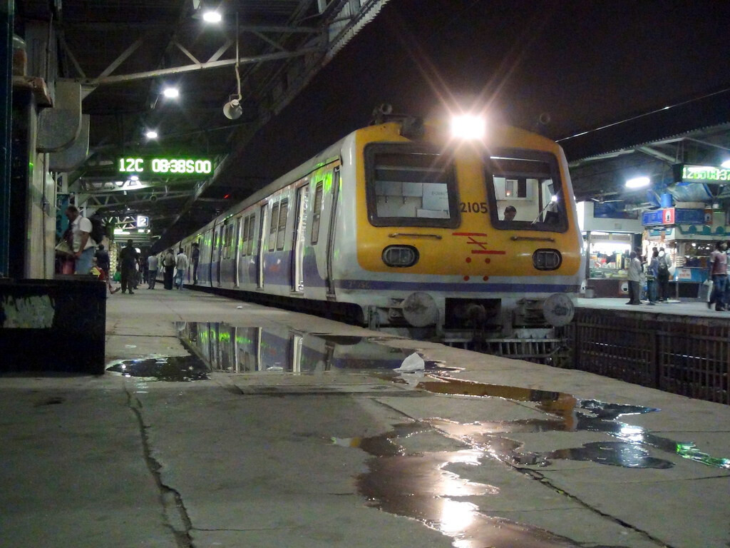 सावधान! मुंबई लोकलने रात्री प्रवास करताय? 'बॅटमॅन' येईल