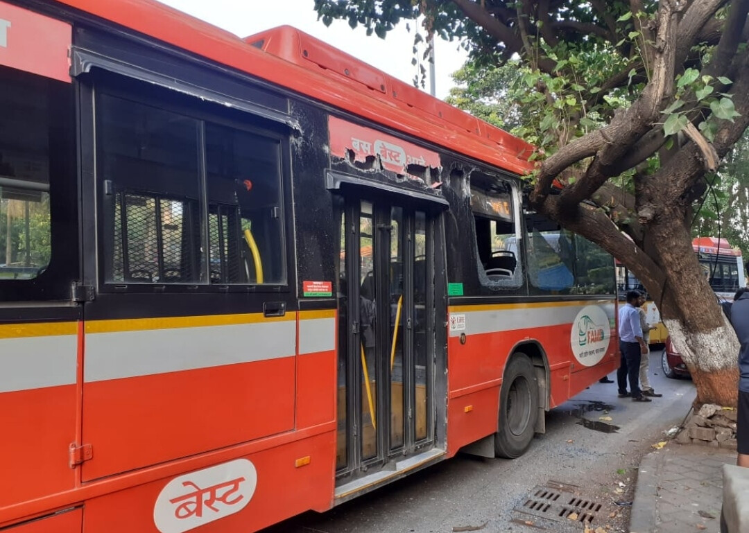 चर्चगेट : इरॉस सिनेमाजवळ बेस्ट बसचा अपघात