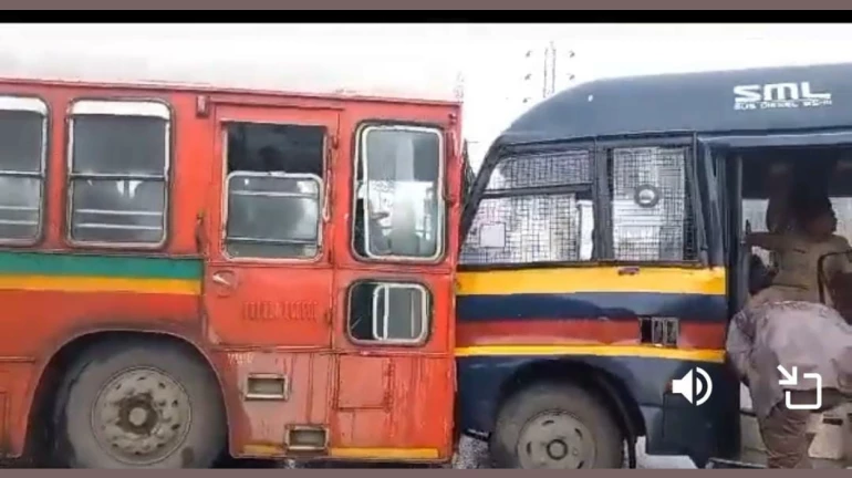 पोलिस व्हॅन आणि बेस्ट बसमध्ये धडक, नियंत्रण सुटल्याने अपघात पोलिस व्हॅन आणि बेस्ट बसमध्ये धडक, नियंत्रण सुटल्याने अपघात