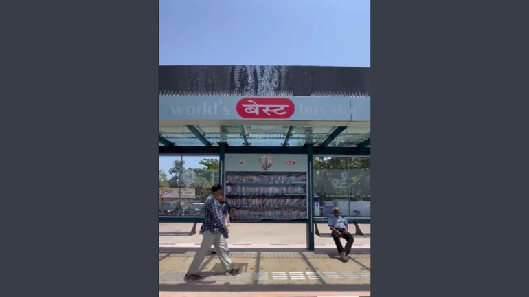 नेहरू तारांगण बस स्टॉपवर पुस्तकं वाचा आणि मोबाईल चार्ज करा नेहरू तारांगण बस स्टॉपवर पुस्तकं वाचा आणि मोबाईल चार्ज करा