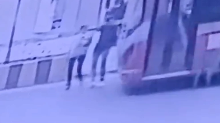 BEST Bus Hits Two Pedestrians in Kandivali, One Critically Injured; Second Incident This Week BEST Bus Hits Two Pedestrians in Kandivali, One Critically Injured; Second Incident This Week