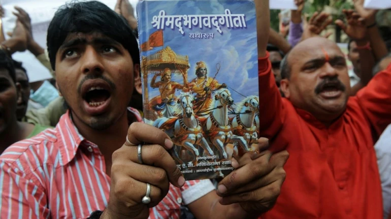 मुंबई में भी स्कूल मे भगवद गीता को पाठ्यक्रम में शामिल करने पर सिसायत मुंबई में भी स्कूल मे भगवद गीता को पाठ्यक्रम में शामिल करने पर सिसायत