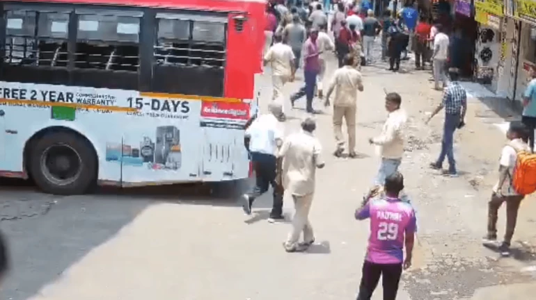 Mumbai: Driverless BEST Bus Rolls Back, Hits Booth in Bhandup; No Injuries Reported Mumbai: Driverless BEST Bus Rolls Back, Hits Booth in Bhandup; No Injuries Reported