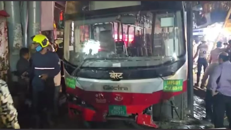 BEST Bus Accident: 1 Injured, Parked Vehicles Damaged in Mishap in Bhandup BEST Bus Accident: 1 Injured, Parked Vehicles Damaged in Mishap in Bhandup