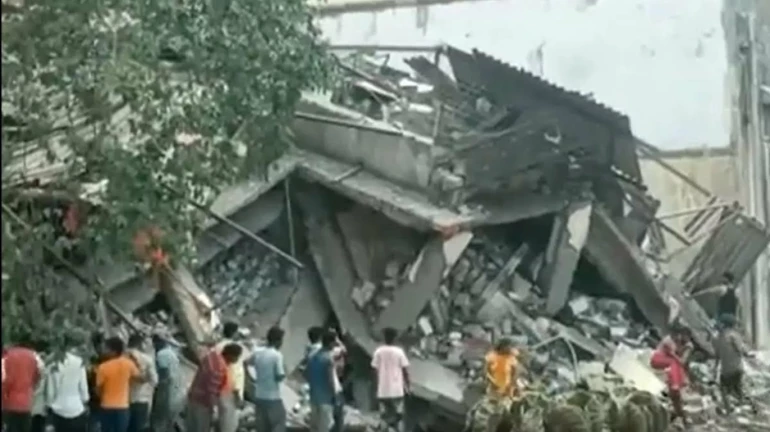 भिवंडीत इमारत कोसळली, 10 जण अडकल्याची भीती