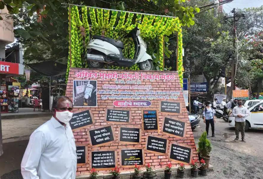 असं काय घडलं की पठ्ठ्यानं चक्क दुचाकीचं स्मारक उभारलं