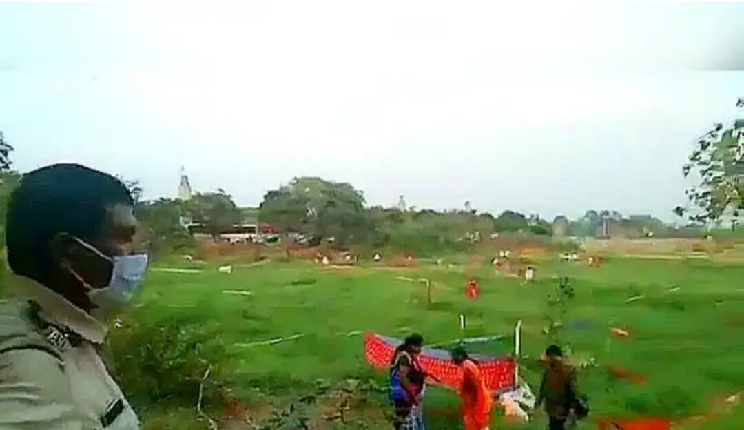 After rumours of 'Free Land' more than 500 people gathered at plot in Vikhroli