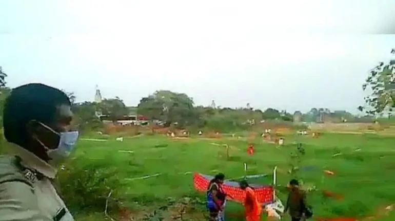 After rumours of 'Free Land' more than 500 people gathered at plot in Vikhroli After rumours of 'Free Land' more than 500 people gathered at plot in Vikhroli