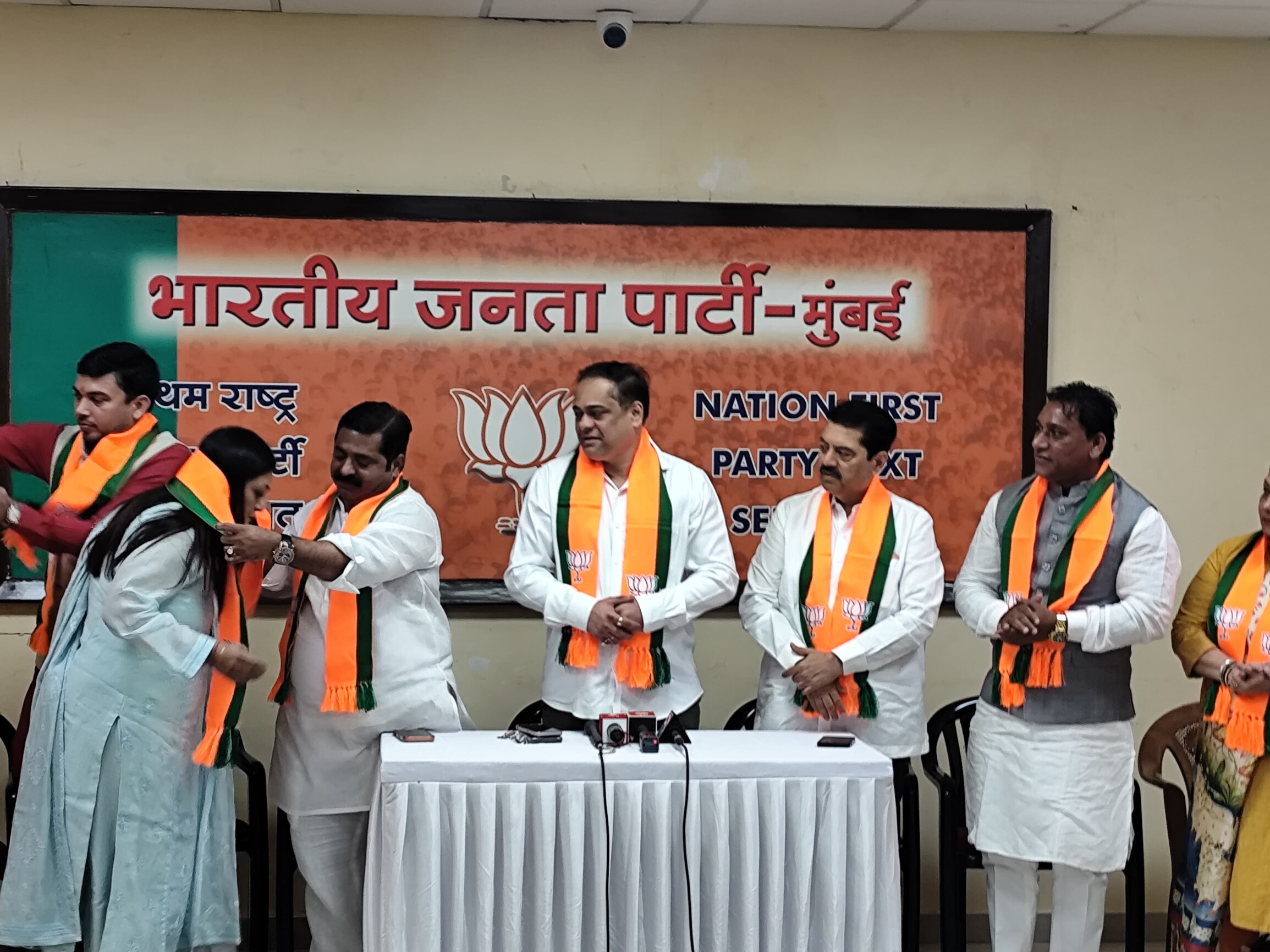 मुंबई म्युनिसिपल कॉर्पोरेशन चुनाव से पहले ठाकरे ग्रुप को एक और झटका