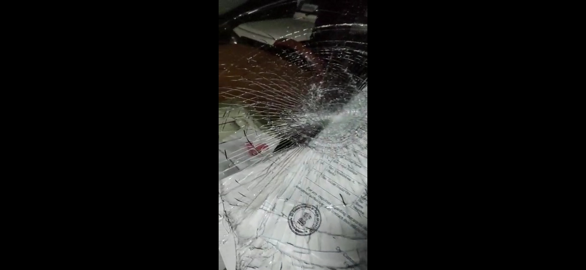 बीजेपी नेता हाजी अरफ़ात शेख के घर के बाहर खड़ी गाड़ी पर पथराव