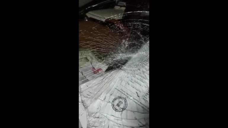 बीजेपी नेता हाजी अरफ़ात शेख के घर के बाहर खड़ी गाड़ी पर पथराव बीजेपी नेता हाजी अरफ़ात शेख के घर के बाहर खड़ी गाड़ी पर पथराव