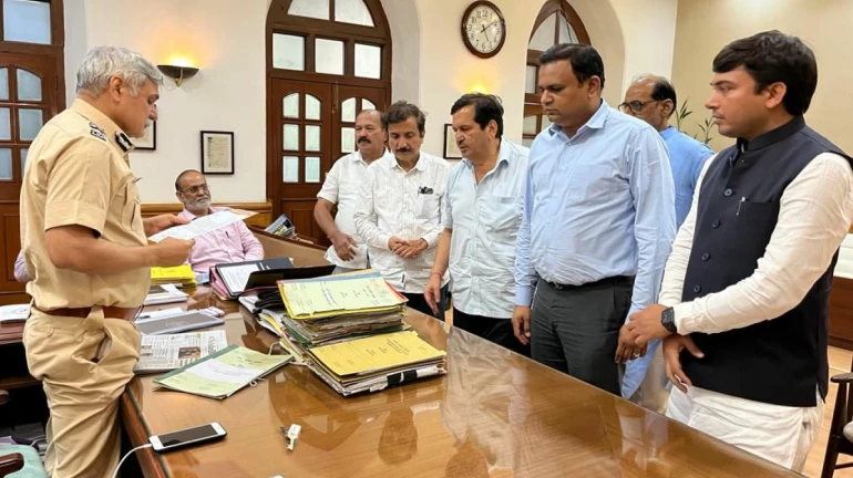 मुंबई - बीजेपी ने लाउडस्पीकर पर अजान के विरोध में पुलिस कमिश्नर को दिया ज्ञापन मुंबई - बीजेपी ने लाउडस्पीकर पर अजान के विरोध में पुलिस कमिश्नर को दिया ज्ञापन