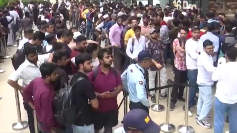 iphone 16 खरेदीसाठी मुंबईत ॲपल स्टोअरबाहेर झुंबड iphone 16 खरेदीसाठी मुंबईत ॲपल स्टोअरबाहेर झुंबड