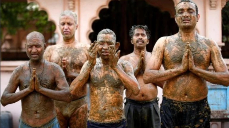 कोरोना से बचने के लिए लोग शरीर में लगा रहे हैं गाय का गोबर और पी रहे हैं गौमूत्र, डॉक्टरों ने दी चेतावनीं कोरोना से बचने के लिए लोग शरीर में लगा रहे हैं गाय का गोबर और पी रहे हैं गौमूत्र, डॉक्टरों ने दी चेतावनीं