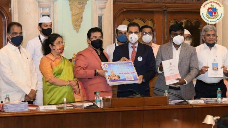 BMC Budget 2021: महापालिकेचं उत्पन्न घटलं, पण बजेट १६.७४ टक्क्यांनी वाढला BMC Budget 2021: महापालिकेचं उत्पन्न घटलं, पण बजेट १६.७४ टक्क्यांनी वाढला