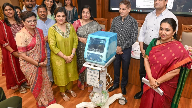 Mumbai: Singer Anuradha Paudwal Donates a state-of-the-art ventilator for KEM hospital's NICU Mumbai: Singer Anuradha Paudwal Donates a state-of-the-art ventilator for KEM hospital's NICU