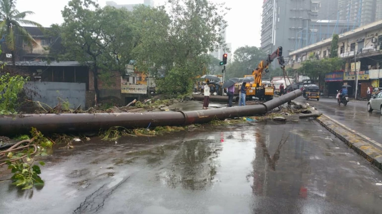 SV Road, Goregaon to Ram Mandir bridge closed due to water line rupture SV Road, Goregaon to Ram Mandir bridge closed due to water line rupture