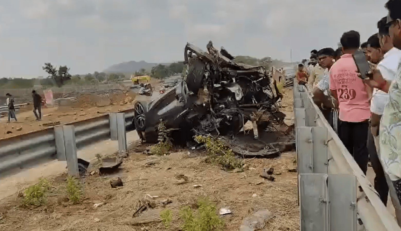 Two Dead After BMW Crashes on Mumbai-Vadodara Highway