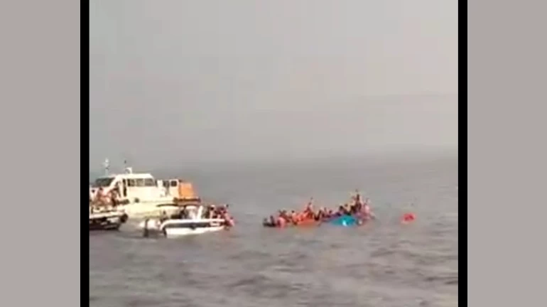 गेटवे ऑफ इंडियाहून एलिफंटाकडे जाणारी बोट उलटली गेटवे ऑफ इंडियाहून एलिफंटाकडे जाणारी बोट उलटली