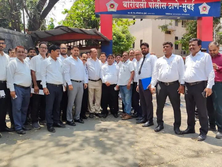 मुंबई - बोरीवली कोर्ट के वकील की पिटाई पर वकीलों ने बोरीवली पुलिस स्टेशन पर किया विरोध प्रदर्शन