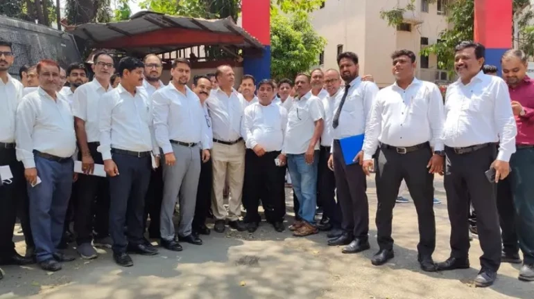 मुंबई - बोरीवली कोर्ट के वकील की पिटाई पर वकीलों ने बोरीवली पुलिस स्टेशन पर किया विरोध प्रदर्शन मुंबई - बोरीवली कोर्ट के वकील की पिटाई पर वकीलों ने बोरीवली पुलिस स्टेशन पर किया विरोध प्रदर्शन