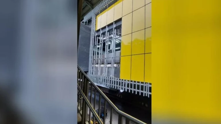 बोरिवली मेट्रो स्टेशनजवळ पार्क केलेल्या रिक्षावर काचेचे पॅनल पडले बोरिवली मेट्रो स्टेशनजवळ पार्क केलेल्या रिक्षावर काचेचे पॅनल पडले