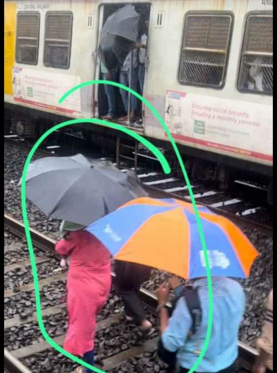 नाल्यात वाहून गेलेले चार महिन्याचे बाळ सुखरूप सापडले? फोटोमागील सत्य काय