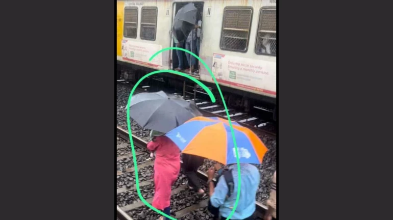 नाल्यात वाहून गेलेले चार महिन्याचे बाळ सुखरूप सापडले? फोटोमागील सत्य काय नाल्यात वाहून गेलेले चार महिन्याचे बाळ सुखरूप सापडले? फोटोमागील सत्य काय