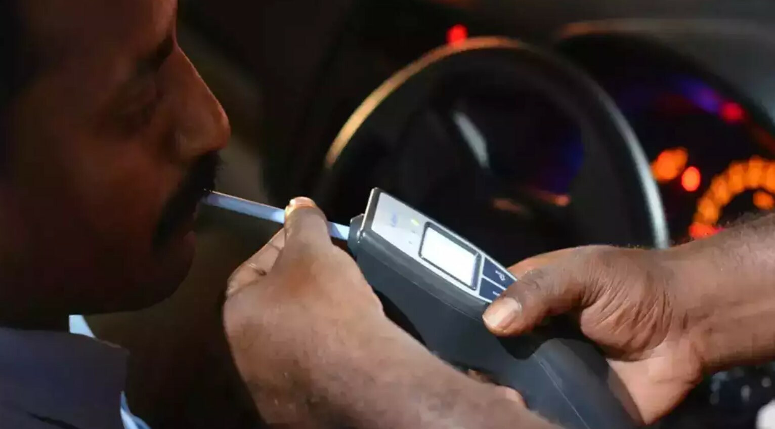 ड्रंक अँड ड्राईव्ह रोखण्यासाठी मुंबई पोलिसांची मोहीम, ब्रेथ अॅनालायझरचा वापर