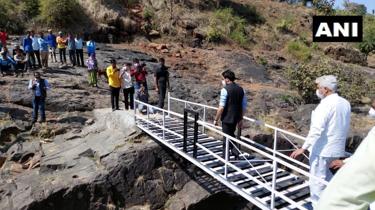 आदित्य ठाकरेंच्या हस्ते दुर्गम आदिवासी गावातील पुलाचे उद्घाटन आदित्य ठाकरेंच्या हस्ते दुर्गम आदिवासी गावातील पुलाचे उद्घाटन