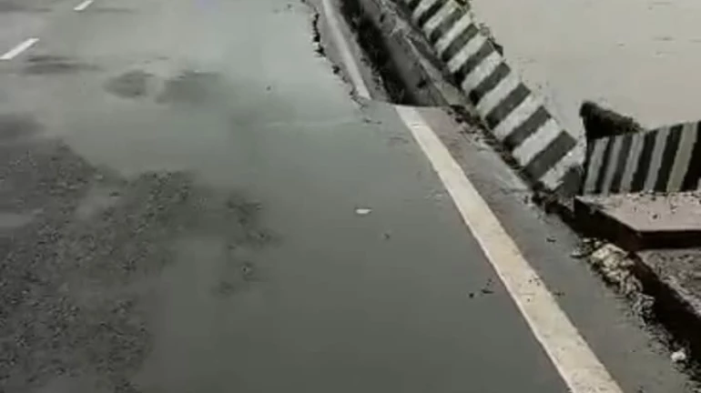 मुंबई-गोवा महामार्ग पर विसावा नदी के पास सड़क धसी