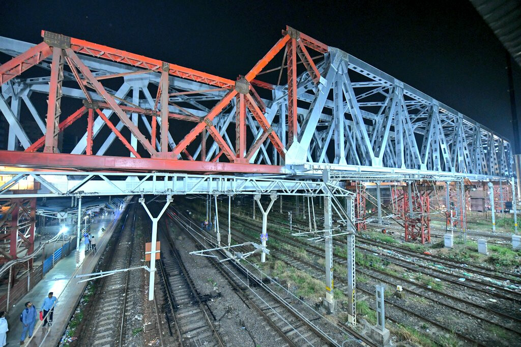 विद्याविहार रेलवे स्टेशन फ्लाईओवर के दूसरे गर्डर का काम सफलतापूर्वक पूरा