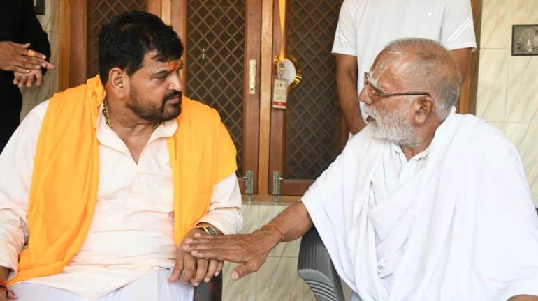 राज ठाकरे के अयोध्या दौरे का विरोध करने के लिए संतों से मिले भाजपा सांसद बृजभूषण शरण सिंह राज ठाकरे के अयोध्या दौरे का विरोध करने के लिए संतों से मिले भाजपा सांसद बृजभूषण शरण सिंह