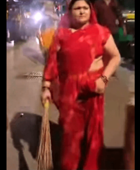 Captured on Camera: Women Hit Drunk Men With Broomsticks On Mumbai Street