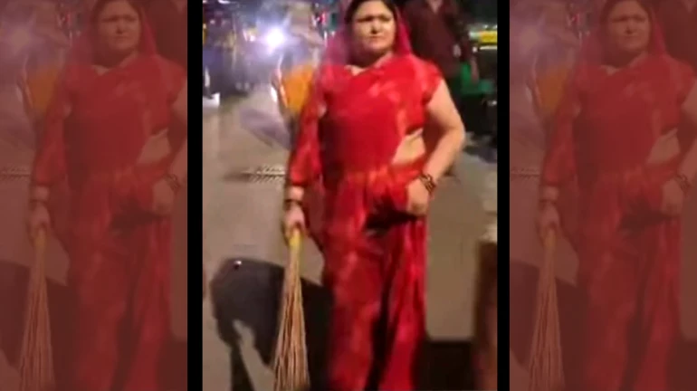 Captured on Camera: Women Hit Drunk Men With Broomsticks On Mumbai Street Captured on Camera: Women Hit Drunk Men With Broomsticks On Mumbai Street