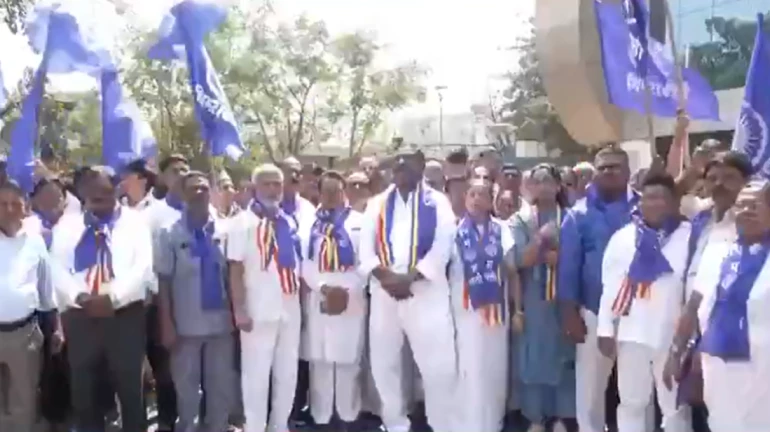 मुंबई- महाबोधि महाविहार की मुक्ति की मांग को लेकर हजारों लोगों की रैली मुंबई- महाबोधि महाविहार की मुक्ति की मांग को लेकर हजारों लोगों की रैली