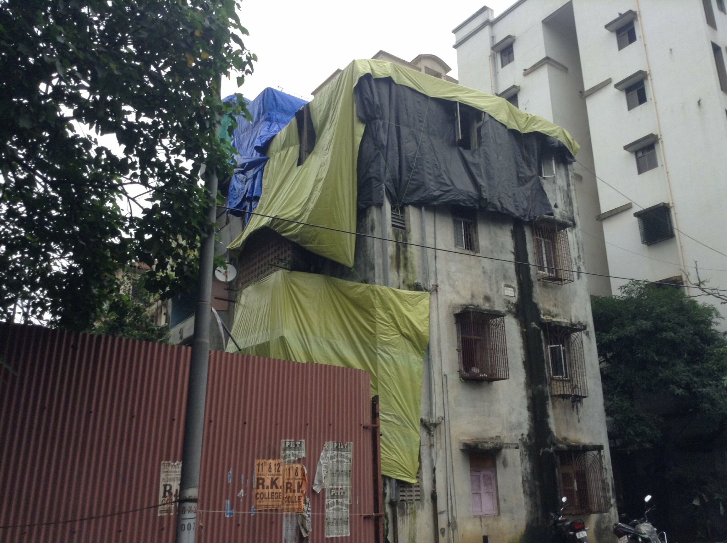 जान हथेली पर रखकर जर्जर इमारत में रहने को मजबूर!