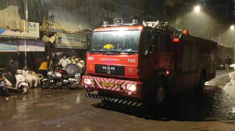 Mumbai: Building wall collapses at Razzak chawl in Bandra East; 1 dead and 5 injured Mumbai: Building wall collapses at Razzak chawl in Bandra East; 1 dead and 5 injured